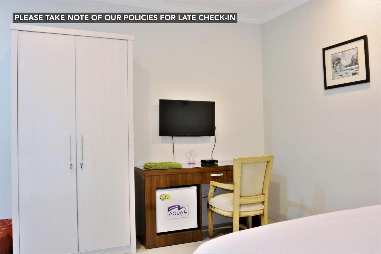 Kemang Eleven Hotel Джакарта Екстериор снимка
