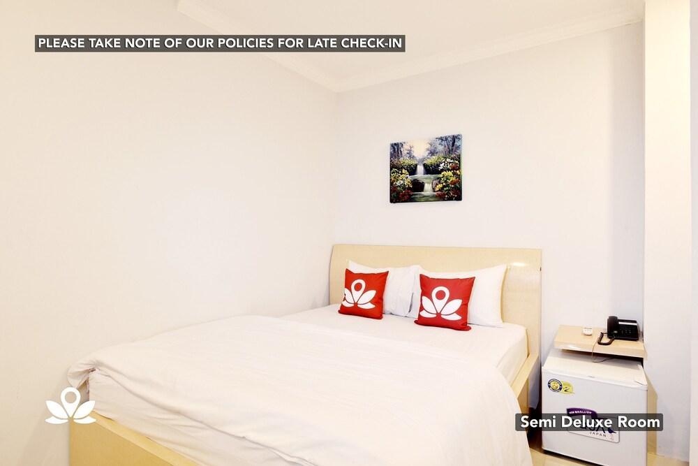 Kemang Eleven Hotel Джакарта Екстериор снимка