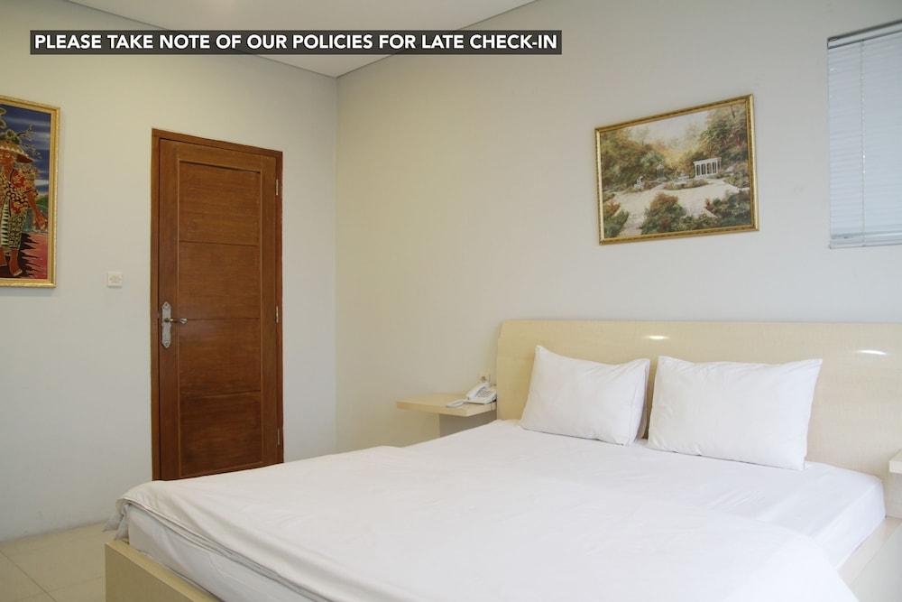 Kemang Eleven Hotel Джакарта Екстериор снимка