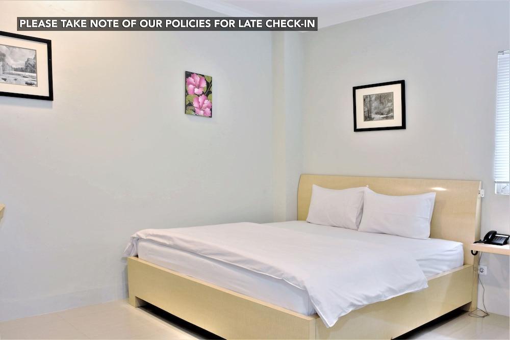 Kemang Eleven Hotel Джакарта Екстериор снимка