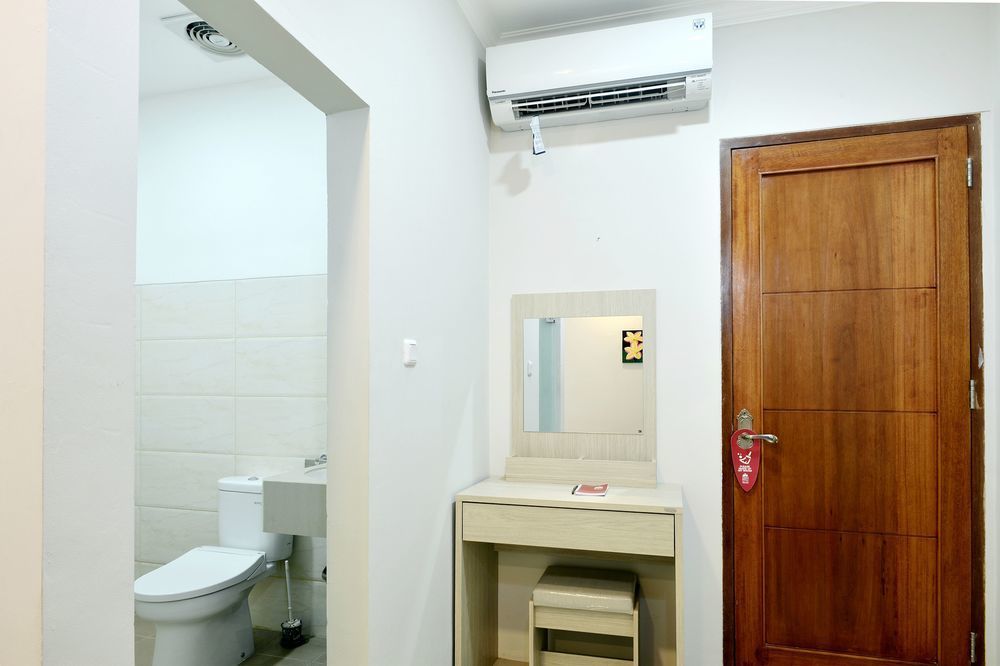 Kemang Eleven Hotel Джакарта Екстериор снимка
